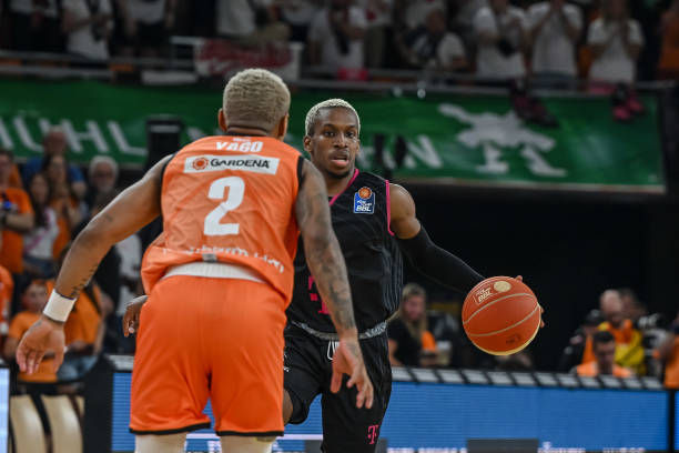 全队上下的 全队上下的